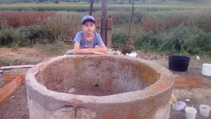 Заброшенный Николаевский колодец возрождает в Гагаузии православный активист Василий Нейковчен