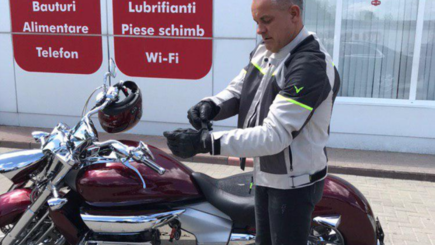 Влад Плахотнюк проехался на мотоцикле до комплекса Vatra и сыграл в теннис с Павлом Филипом (ВИДЕО)