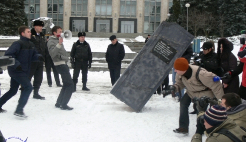 Лига русской молодежи уничтожила  «камень Гимпу»