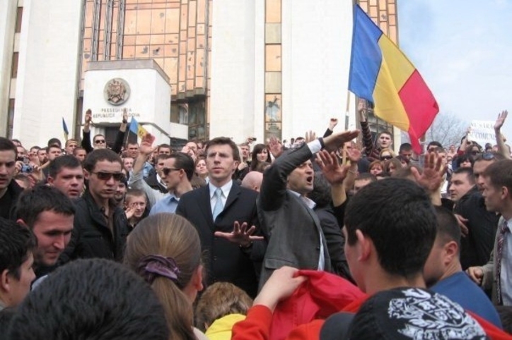 Столичная мэрия первой отметила третью годовщину апрельских событий