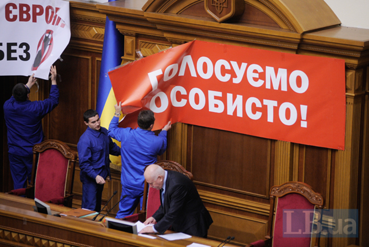 Оппозиция разблокировала президиум Рады. Депутаты заняли свои места