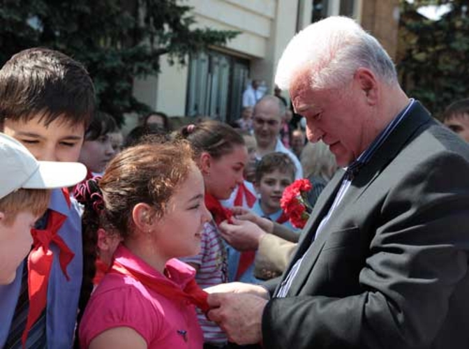 Воронин учит пионеров и комсомольцев лгать