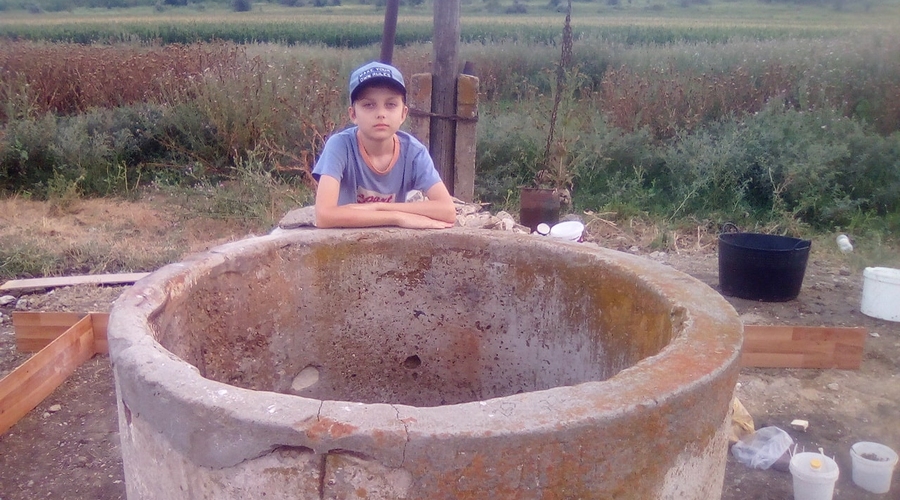 Заброшенный Николаевский колодец возрождает в Гагаузии православный активист Василий Нейковчен
