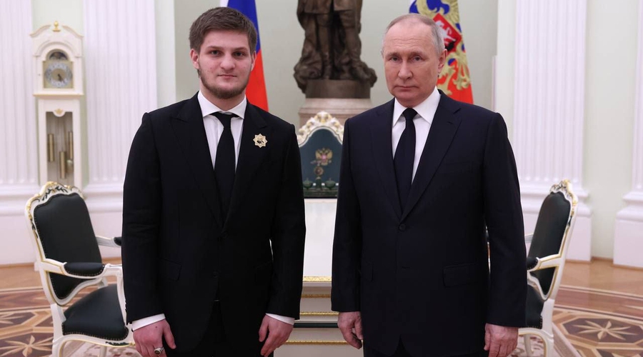 Путил отложил все дела. Важная встреча.