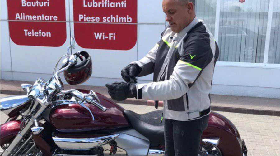 Влад Плахотнюк проехался на мотоцикле до комплекса Vatra и сыграл в теннис с Павлом Филипом (ВИДЕО)