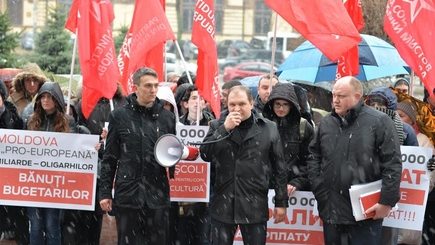 Социалисты провели акцию протеста против роста тарифов и цен на товары первой необходимости и потребовали повышения пенсий
