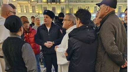 Петербургский ОМОН сорвал зажжения огня на Пасху в католической базилике святой Екатерины.