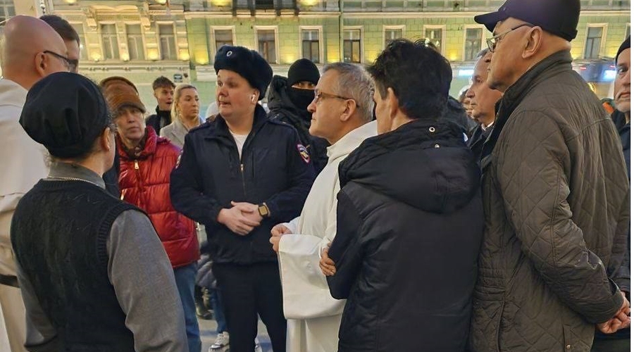 Петербургский ОМОН сорвал зажжения огня на Пасху в католической базилике святой Екатерины.