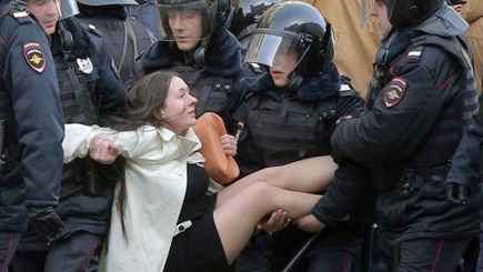 Родина? И лучше не иметь родины вовсе, чем пытаться себя заставлять любить то, что любить уже невозможно.