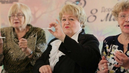 В Петербурге власти подарили пенсионеркам на 8 марта спиннеры