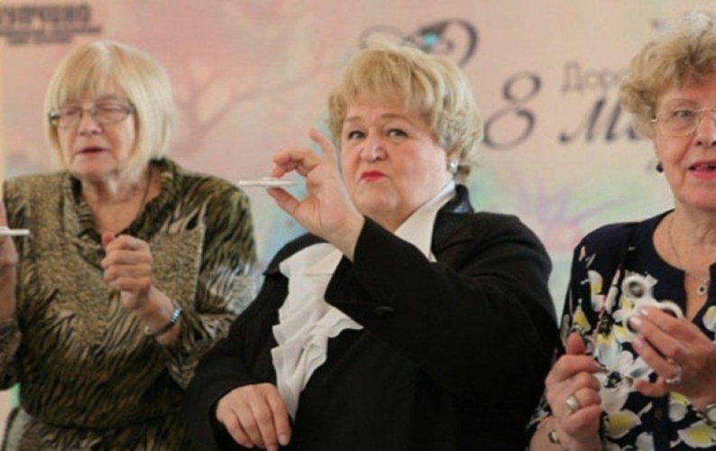 В Петербурге власти подарили пенсионеркам на 8 марта спиннеры