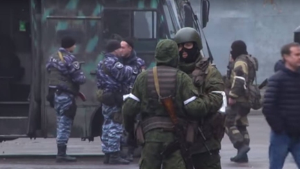 Центр Луганска оцепили вооруженные люди без знаков отличия