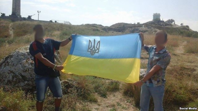 За фото с украинским флагом – 15 суток