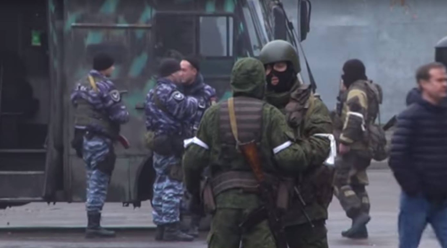 Центр Луганска оцепили вооруженные люди без знаков отличия
