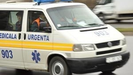 В Кишиневе машина скорой помощи врезалась в троллейбус