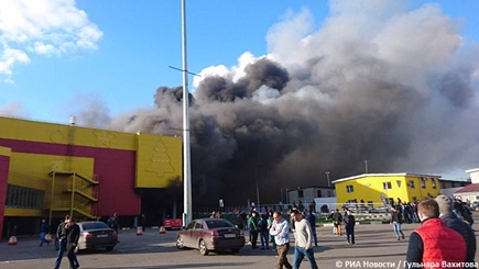 Пожар на строительном рынке «Синдика» в Москве охватил две трети торгового комплекса. Началось обрушение кровли