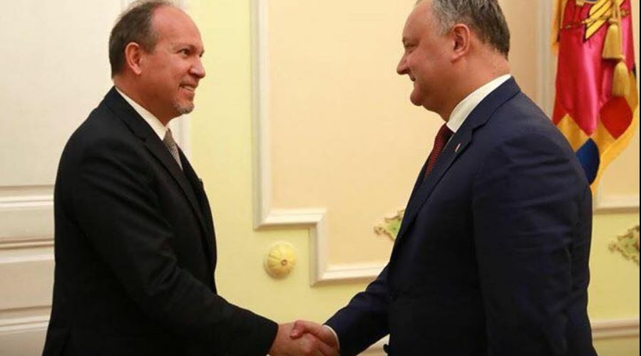 Президент Додон желает наладить отношения с Румынией