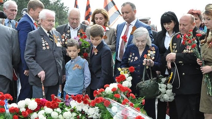 Социалисты почтили память героев Маршем в честь Дня Победы