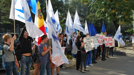 Лига русской молодежи вышла на митинг в поддержку русского языка