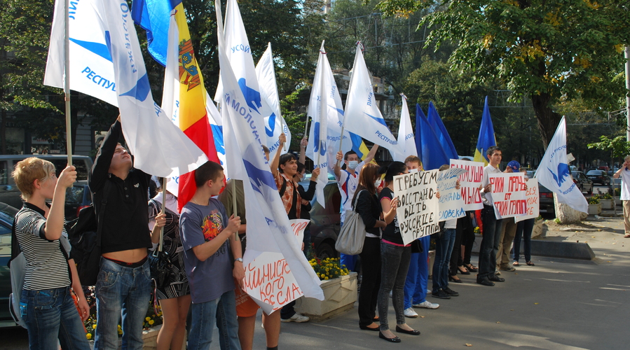 Лига русской молодежи вышла на митинг в поддержку русского языка