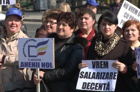 Педагогам не увеличат зарплату из-за украинского кризиса