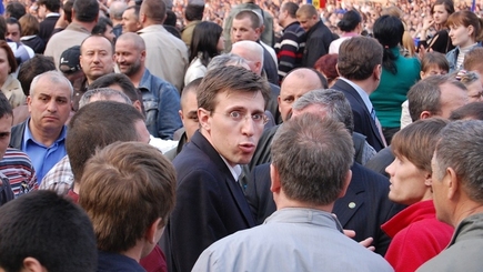 Кто обязан  проголосовать  за  Дорина Киртоакэ ?