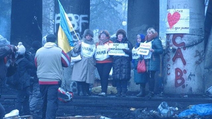 Матери подошли к бойцам МВД