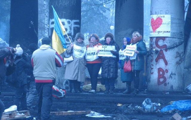 Матери подошли к бойцам МВД