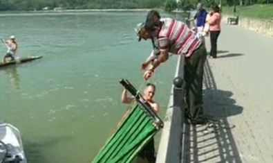 В парке Валя Морилор хулиганы выбросили скамейку в озеро