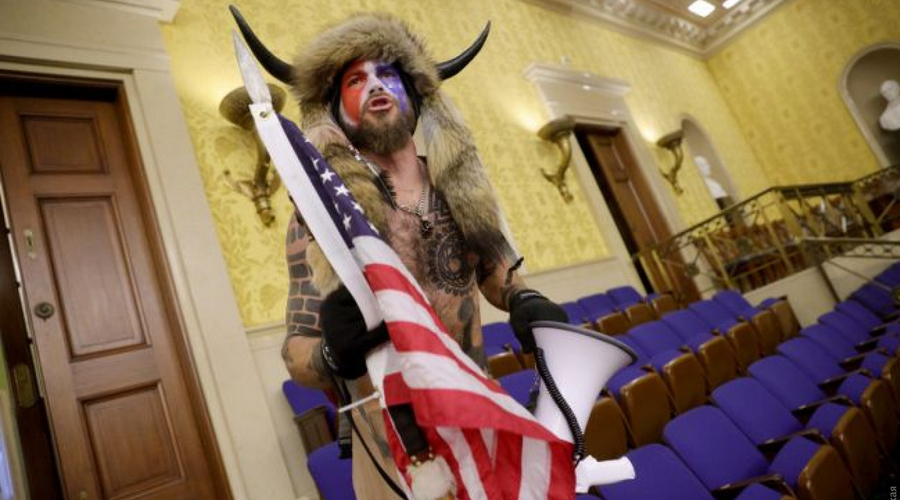 Возглавивший захват Капитолия американский «викинг» — сторонник движения QAnon, где верят, что Трамп и Путин спасут мир