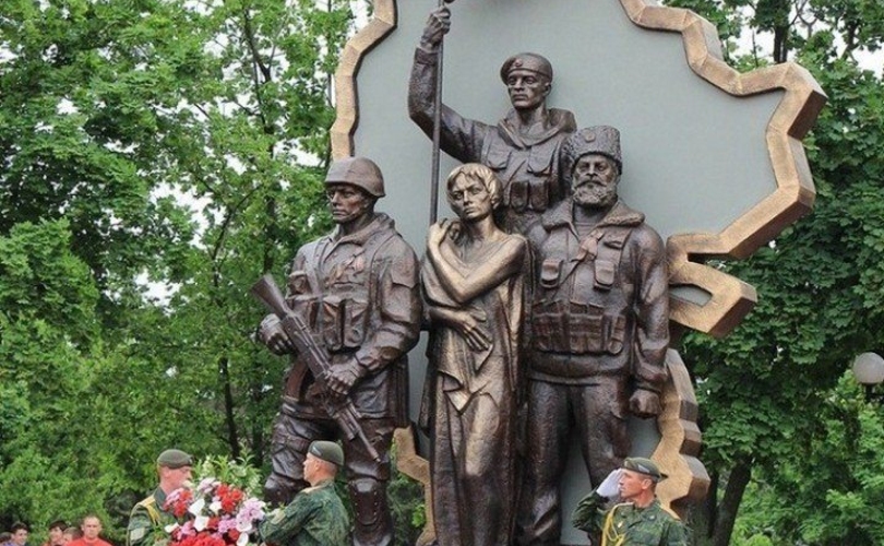 В центре Луганска взорван памятник боевикам