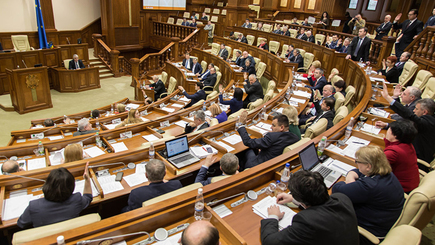 К следующему заседанию в парламенте появится два новых депутата