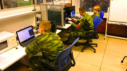 В Москве существует кружок школьников-программистов под опекой ФСБ, где ученикам рассказывают про еврейский заговор.