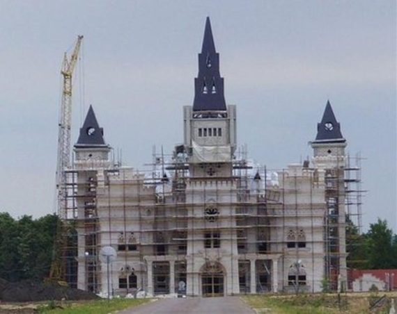 Семья Стати переезжает в новый особняк