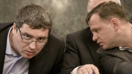 Усатый надеется на помощь. Политик пытается избавиться от международного розыска