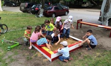 Социалисты обсуждают развитие столицы и благоустраивают дворы