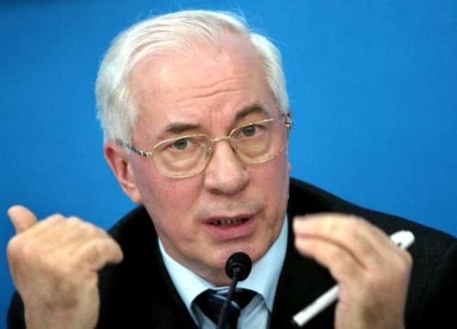 Азаров требует от Табачника прекратить издевательство над учителями