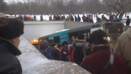 Автобус въехал в подземный переход на Славянском бульваре (ВИДЕО)