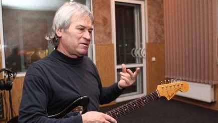 Гитарист легендарного ансамбля «Норок» зарабатывает себе на жизнь в Италии