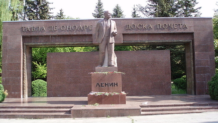 Памятник Ленину осквернен