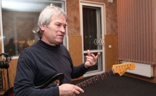 Гитарист легендарного ансамбля «Норок» зарабатывает себе на жизнь в Италии