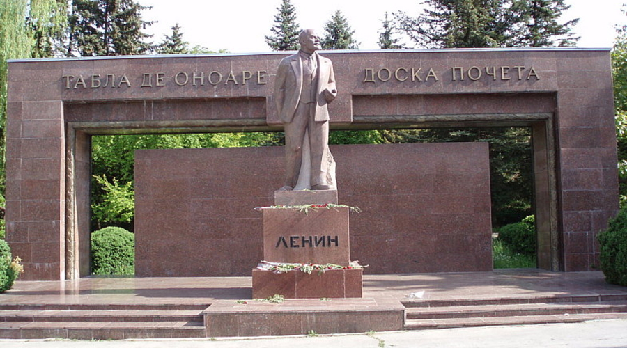 Памятник Ленину осквернен