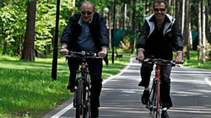 Россия: Думская оппозиция предложила Путину и Медведеву побороться за пост президента