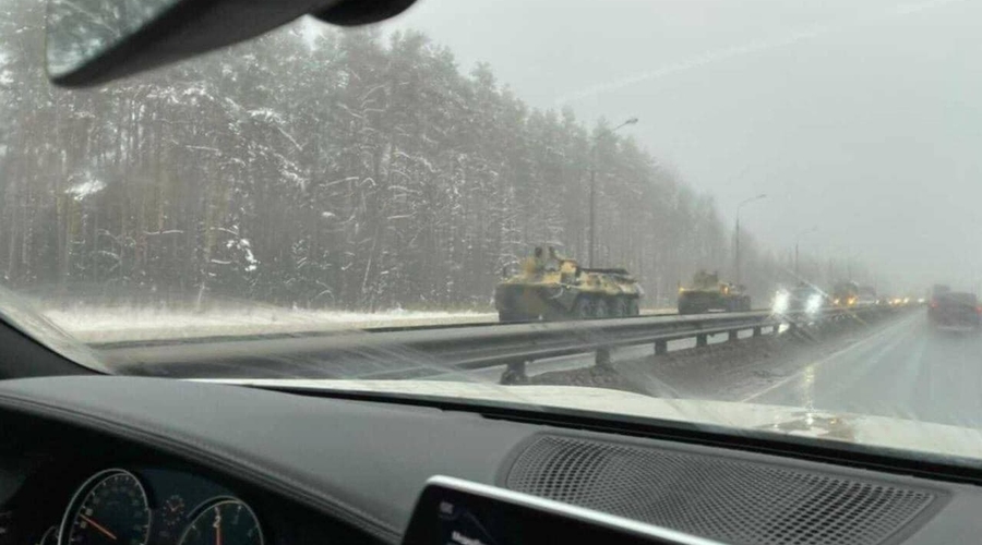 К Москве подтягивают бронетехнику - очевидный признак неуверенности и страха