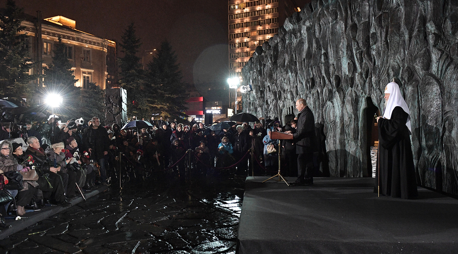 Путин открыл в Москве мемориал памяти жертв политических репрессий