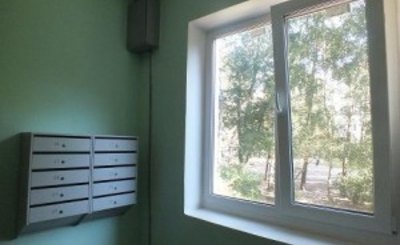 В подъездах столичных домов заменяют окна