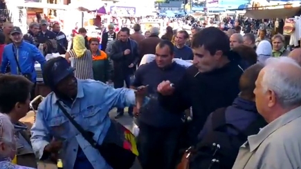 Афрорумын с кулаками отстаивал свою идентичность