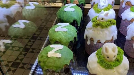 Куличики взрывчаткой начинены? А вместо изюма - гвоздики? А, гвоздей нет, извините. Только взрывчаткой.