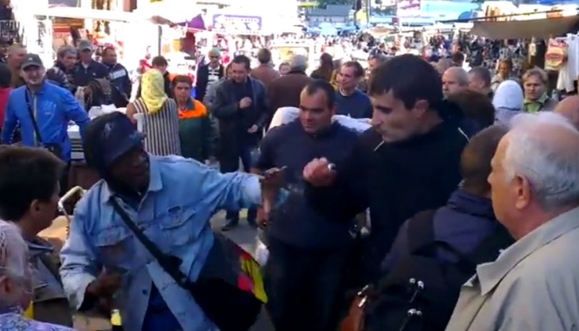 Афрорумын с кулаками отстаивал свою идентичность