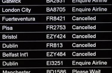 В Европе из-за пепла от исландского вулкана отменили уже более 250 рейсов.